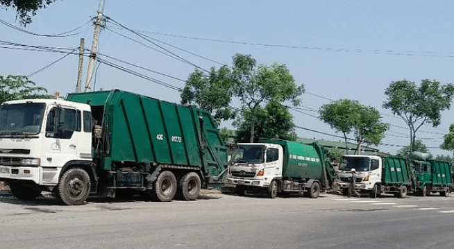 Không thể di chuyển vào trong bãi rác, hàng chục xe tải chở rác xếp hàng dài ở đường Hoàng Văn Thái (Q. Liên Chiểu).
