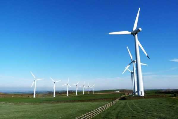 Những cột thu năng lượng gió để sản xuất thành điện