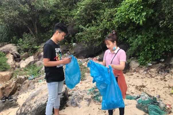 Các bạn sinh viên Đại học Duy Tân mang theo nhiều túi nilon để thu gom rác