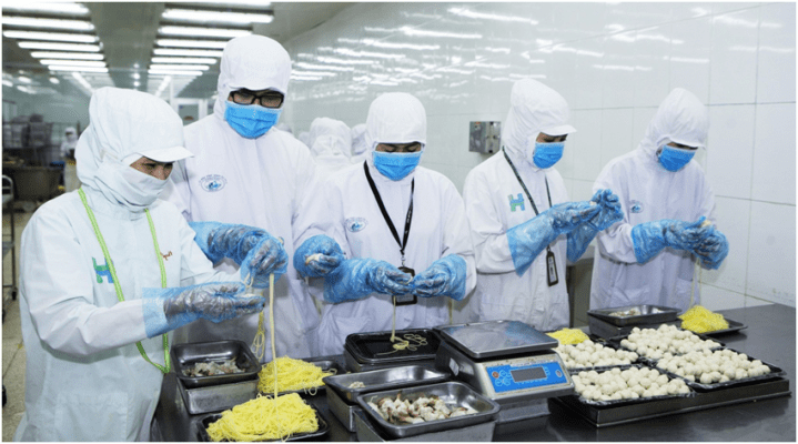 Các Kỹ sư Công nghệ Thực phẩm làm kiểm tra chất lượng của các thực phẩm