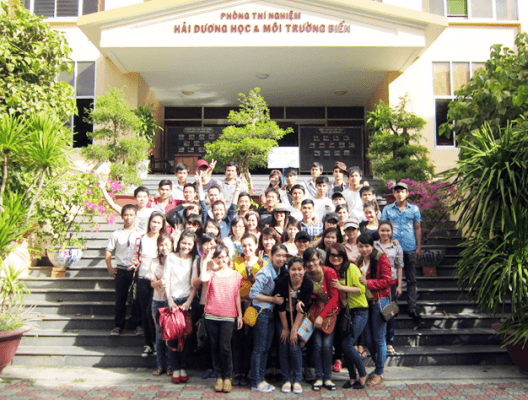 Sinh viên ngành Môi trường Đại học Duy Tân trong buổi học thực tế
