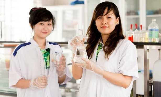 Sinh viên thực hành thí nghiệm về môi trường tại ĐH Duy Tân